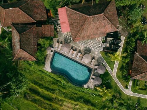 an overhead view of a swimming pool in a yard at Cassowary Villas Sidemen by AGATA in Sidemen