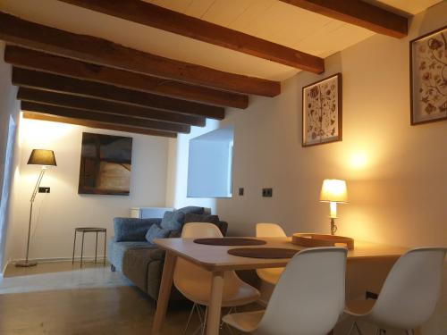 a living room with a table and a blue couch at La petite romantique in Martelange