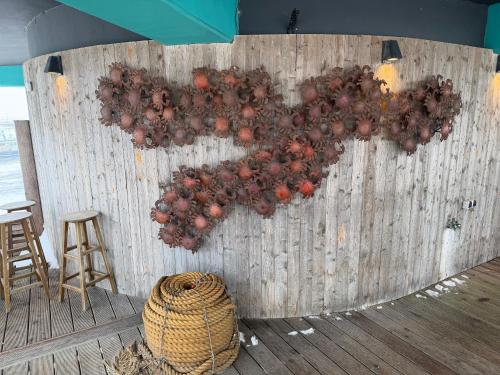 a wall with a heart made out of fruit at Villa Meeresglück in Dornum