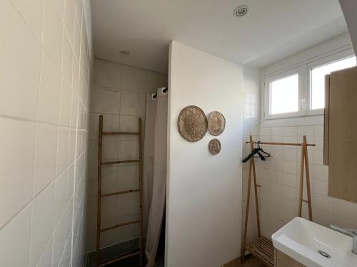 ein Badezimmer mit Toilette, Waschbecken und Fenster in der Unterkunft Le Cocon - studio Centre ville tout équipé in Bourges