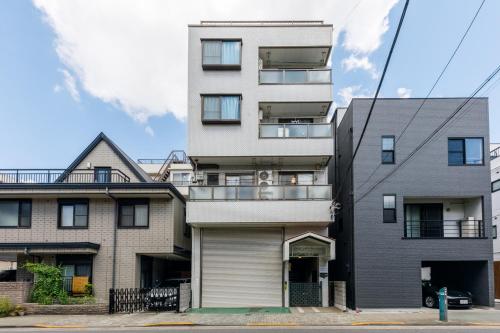 an apartment building on a city street at なな宿 浅草三ノ輪 in Tokyo