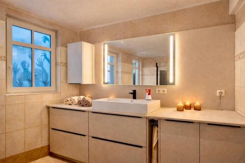 a bathroom with a sink and a mirror at AltstadtQuartier Rudolstadt Ankommen l Bleiben in Rudolstadt