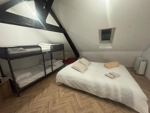 a small room with a bed and bunk beds at Le cottage des remparts Le triplex in Boulogne-sur-Mer