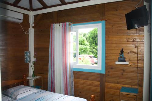 三河市Gites Chez Marie Christine的一间卧室，里面有一张床和一扇窗户。