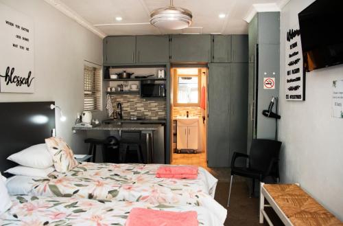 ein Schlafzimmer mit Bett und eine Küche in der Unterkunft Rest4Sure in Ashton