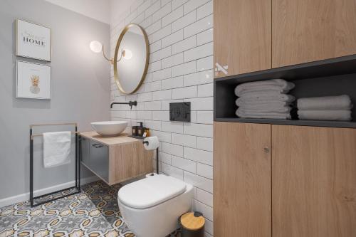 オラデアにあるSelah Residenceのトイレ、洗面台、鏡のあるバスルーム