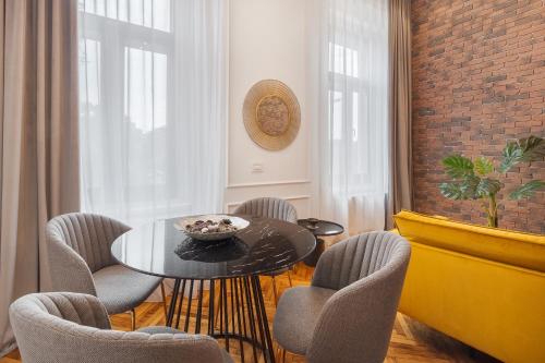 オラデアにあるSelah Residenceのテーブルと椅子のあるダイニングルーム