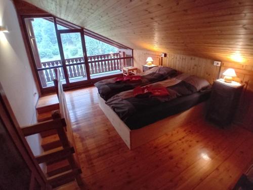 a bedroom with a large bed in a cabin at Il quattordici in Rimasco