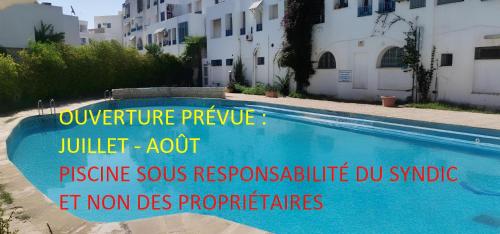 a sign on the side of a swimming pool at Charmant duplex proche de la plage des citronniers - ATTENTION PREPAIMENT in Hammamet