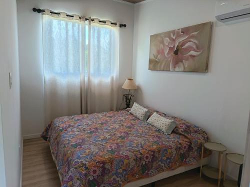 a bedroom with a bed and a window at Cabaña Esencia in Maldonado