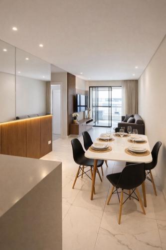 a kitchen and dining room with a table and chairs at Summerview novo , 2 piscinas e 2 jacuzzis, 2 quartos Novo! in Itapema