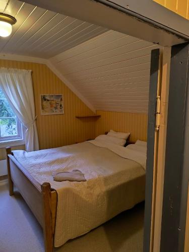a bedroom with a bed in a room at Flintegården Kårhus in Borgund