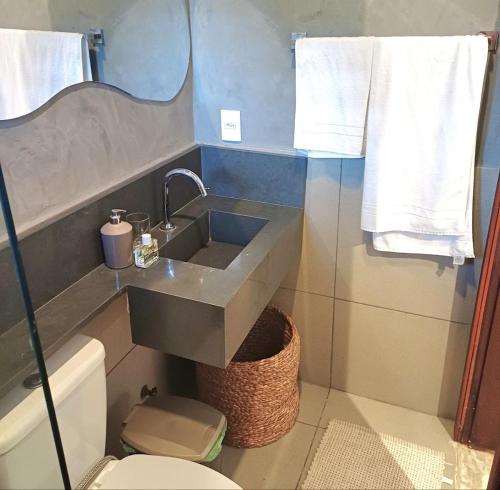 a bathroom with a sink and a toilet at Casa meravigliosa vicino alla spiaggia con grande piscina e giardino in Beberibe