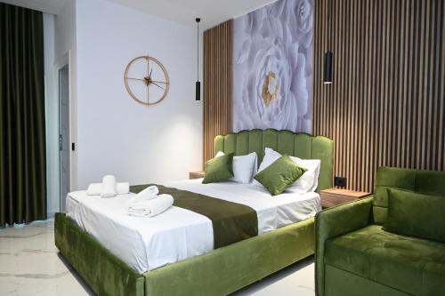เตียงในห้องที่ Vila Bashkim