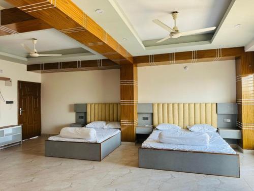 Llit o llits en una habitació de Iconic Suites