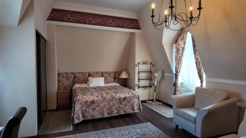 una camera da letto con un letto e una sedia di Villa Jurmala a Jūrmala