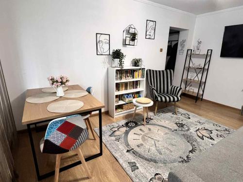 a small living room with a table and chairs at Cosy Apart Busteni in Buşteni