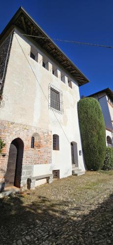 an old building with a bench in front of it at Al Castello di Valdengo in Valdengo