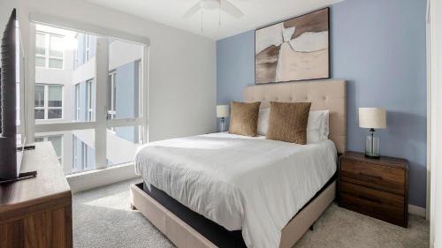a bedroom with a bed and a large window at Landing Chic 2BD Gym Clubhouse in Tempe