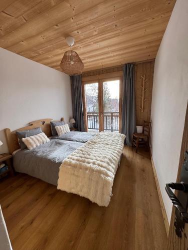 En eller flere senge i et værelse på Chalet Les Combes
