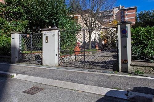 an open gate with a fence in front of a street at Il piccolo ristoro in Arezzo