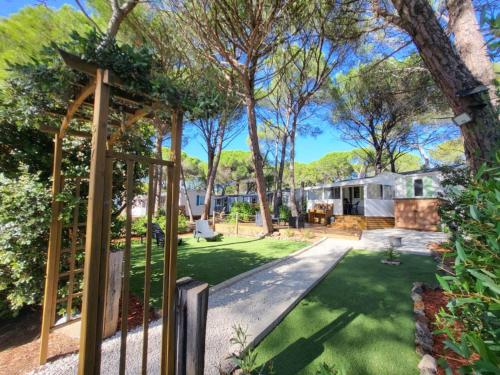 a view of a yard with a fence at Mobil-home Oasis Village Club in Puget-sur-Argens