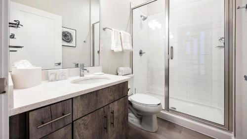 a bathroom with a sink and a toilet and a shower at Landing Incredible Studio Rooftop Lounge in Denver