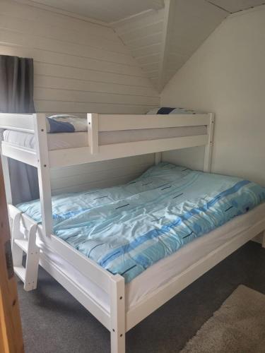 a bedroom with two bunk beds in a room at Ferienhaus Solli Norwegen in Kolvereid