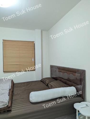 a room with a bed and a window in it at เติมสุขเฮาส์ Toem Suk House in Ban Bang Luk