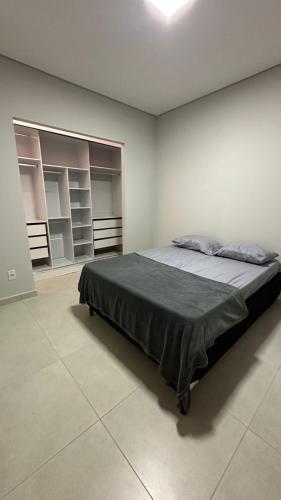 a bedroom with a large bed in a room at Bela Gold Alto Caparaó in Caparaó Velho