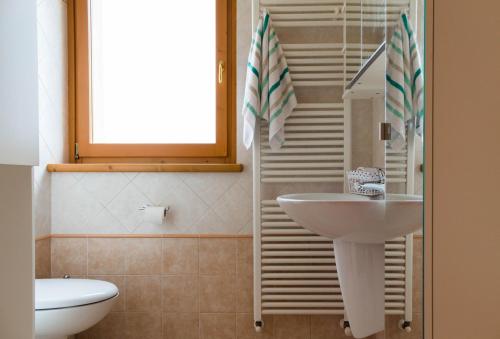 La salle de bains est pourvue d'un lavabo et de toilettes. dans l'établissement Casa dei Moch, à Belluno