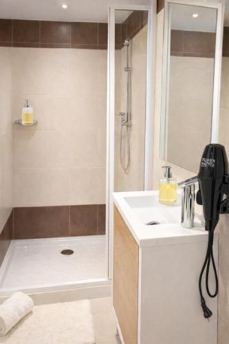a bathroom with a shower and a sink at Casa Vidán completa Santiago Rural in Santiago de Compostela