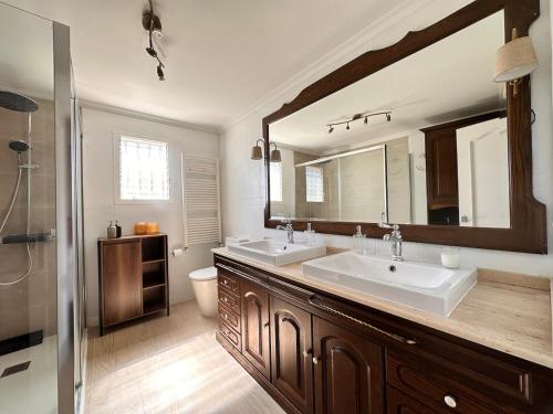 a bathroom with two sinks and a large mirror at Casa Mar in Valencia