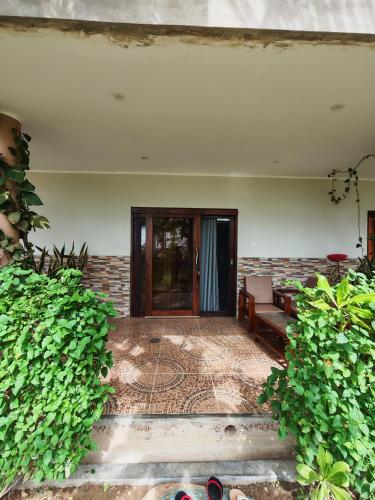 a living room with a couch and a door at Hospedaje Máncora in Máncora