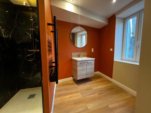 a bathroom with a sink and a mirror at Premium Appartement Hesdin in Hesdin