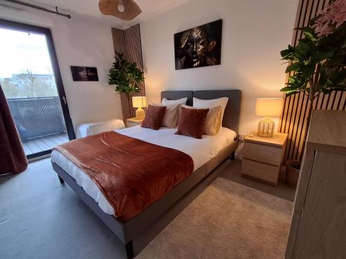 a bedroom with a large bed and a window at Parenthèse lumineuse près de Disney, Parking privé in Montévrain