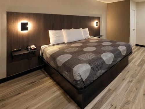a bedroom with a large bed in a room at Star Inn & Suites in Chicago Heights