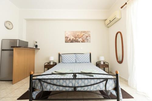 a bedroom with a bed in a room at Central Cozy Apartment 2 in Sparta