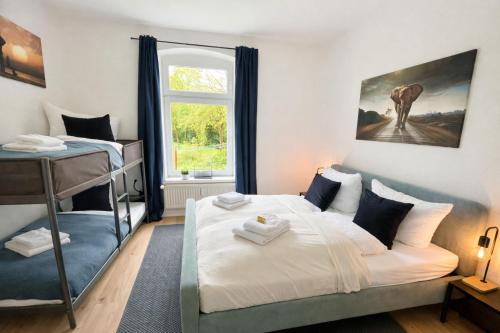 a small bedroom with a bed and a window at N&N Apartments - Studio mit Netflix - Workstation im Zentrum in Schwerin