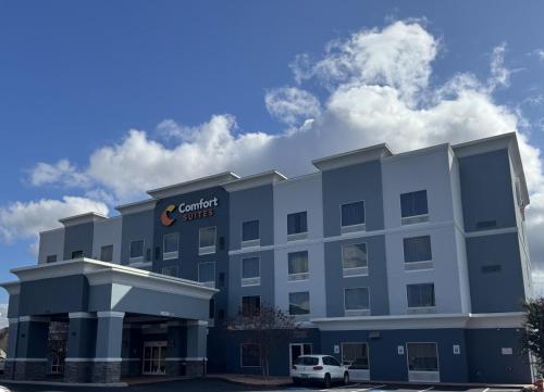 a hotel with a car parked in front of it at Comfort Suites Knoxville East in Knoxville