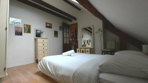 a bedroom with a white bed in a attic at Maison Cozy Deco P0P' proche Paris in Villejust