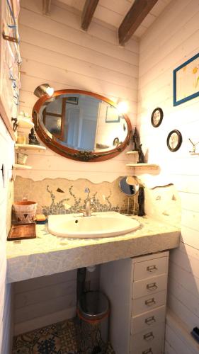 a bathroom with a sink and a mirror at Maison Cozy Deco P0P' proche Paris in Villejust