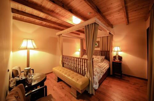 Postel nebo postele na pokoji v ubytování Imperial Guard Boutique Hotel御前侍卫艺术精品酒店