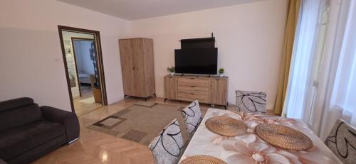 Apartament 3 pokoje 8-go maja