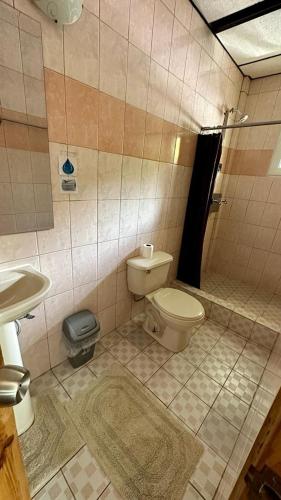 un bagno con un water e un lavandino di Hostel Wunderbar a Puerto Lindo