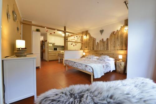 a bedroom with a bed and a kitchen in a room at LE REFUGE DU COEUR in Pré-Saint-Didier