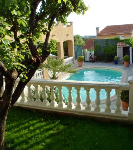 Appartement Sole e Mare في فورياني: سياج أبيض يحيط بحمام سباحة في فناء المنزل