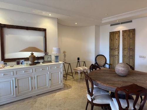 Modern central 4 bed apartment