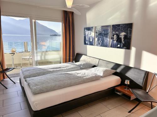 a bedroom with a bed with a view of the ocean at Residenza Acapulco I by Fewotessin in Moscia