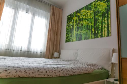 - une chambre avec un lit et une peinture murale dans l'établissement Tomas's apartment, à Ljubljana